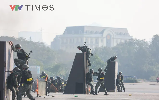 Lực lượng Công an trình diễn nghiệp vụ trong lễ xuất quân bảo vệ Đại hội Đảng