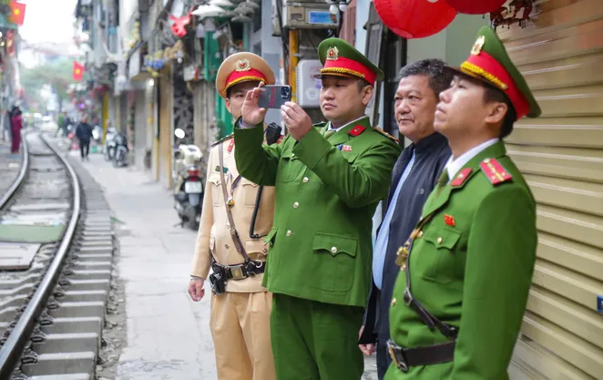 Cảnh sát mời hàng trăm du khách rời phố cà phê đường tàu Khâm Thiên để bảo đảm an toàn