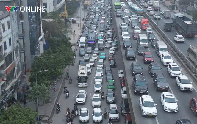 Cửa ngõ Hà Nội ùn tắc trong ngày làm việc cuối trước kỳ nghỉ Tết