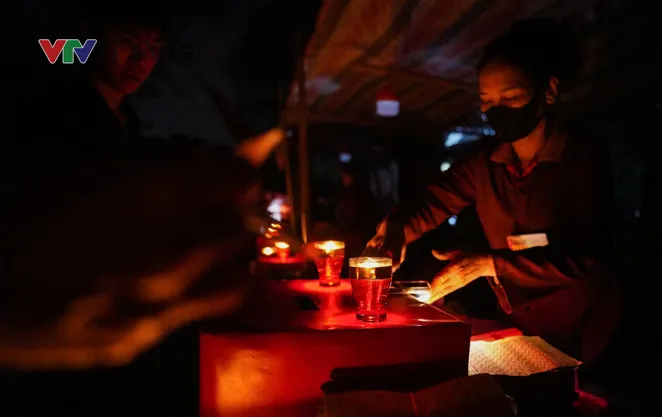 Du khách đổ về chợ Âm Dương lúc nửa đêm, mua gà đen “lấy lộc” đầu xuân