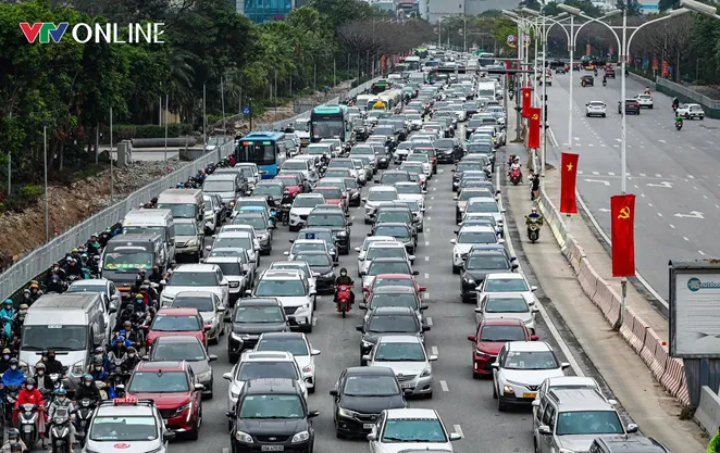 Người dân ùn ùn trở lại Hà Nội trước ngày làm việc đầu năm