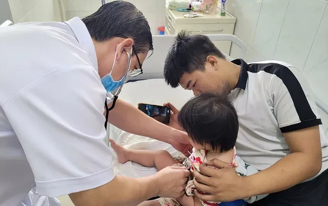 Infographic: Nhận biết mất nước ở trẻ bị tiêu chảy cấp và cách xử trí