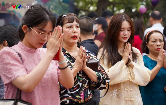 Phủ Tây Hồ chật ních người đến lễ dịp Rằm tháng Giêng