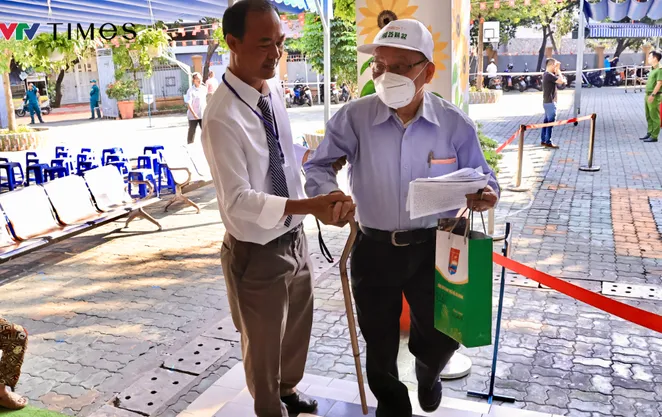 Cụ ông 93 tuổi chống gậy đi bầu cử, tự tay bỏ lá phiếu gửi gắm niềm tin