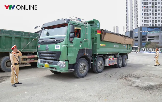 CSGT xử lý hàng loạt xe tải làm rơi vãi bùn đất trên đường phố Hà Nội