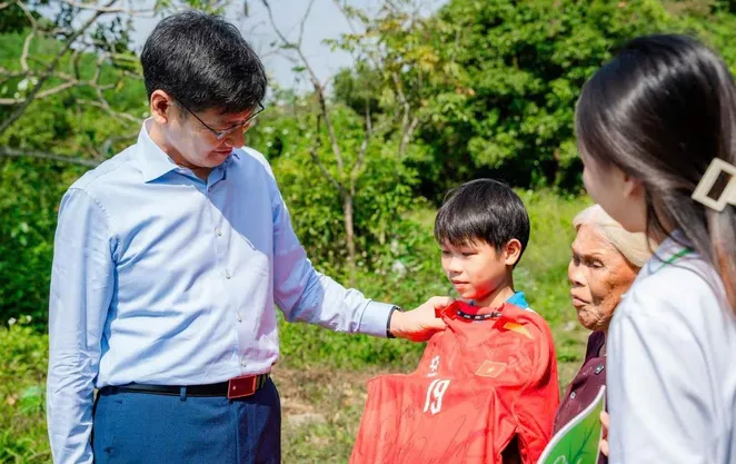 Samsung Việt Nam đồng hành cùng Cặp lá yêu thương nâng bước em nhỏ tới trường