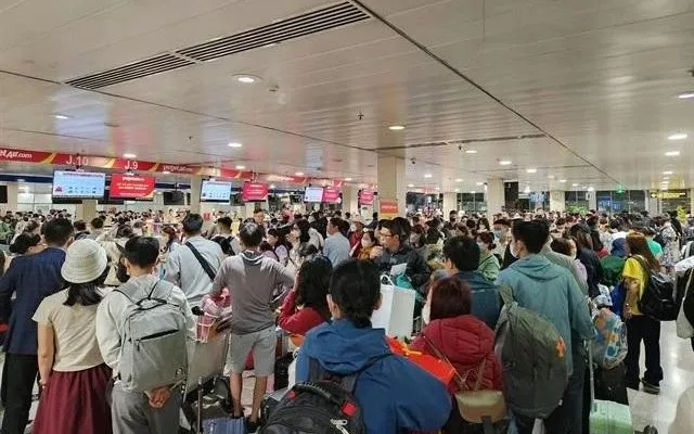 Sân bay Tân Sơn Nhất phục vụ 750 chuyến bay mỗi ngày dịp Giỗ Tổ, 30/4 và 1/5