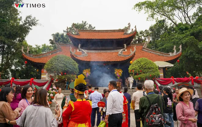 Hàng vạn người dân, du khách thập phương về dâng hương tại Đền Hùng trong ngày Giỗ Tổ 10/3