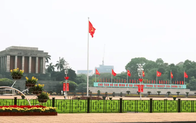 Phố phường Hà Nội ngập tràn cờ hoa chào mừng đại lễ 30/4 - 1/5