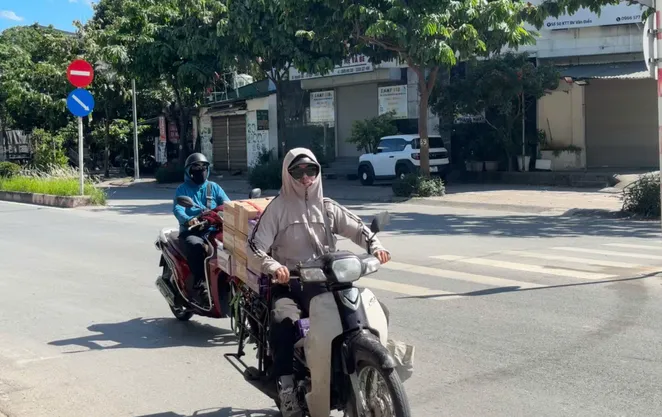 Yên xe, mặt đường nóng tới hơn 70 độ, người dân Hà Nội chật vật mưu sinh