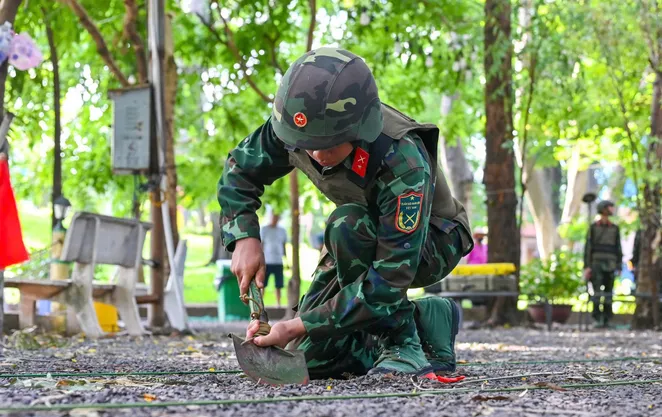 Dùng radar xuyên đất trên 2.500m² tìm kiếm hài cốt liệt sĩ tại Công viên Lê Thị Riêng