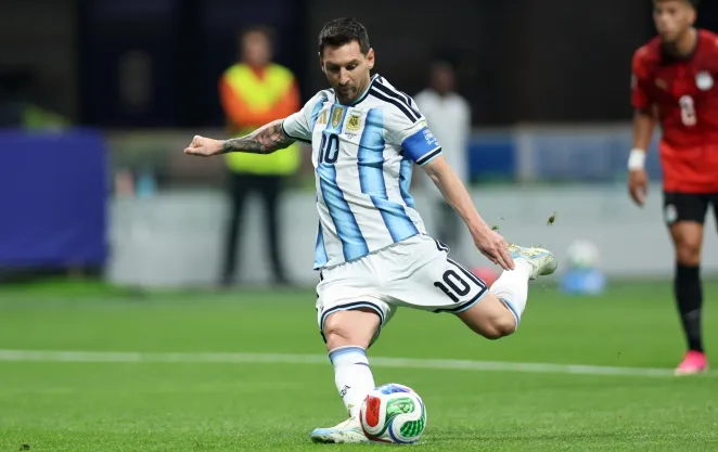 Messi tiếp tục ghi bàn, cán mốc 8 bàn trong 5 trận liên tiếp