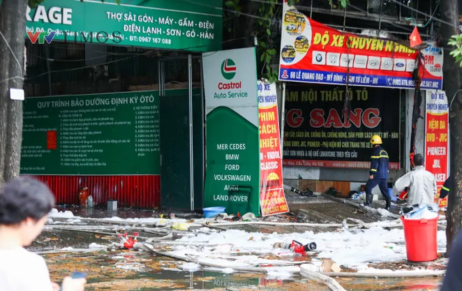 Cháy gara sửa ô tô trên đường Lê Quang Đạo (Hà Nội)
