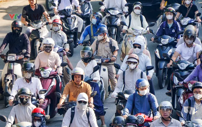 Đường phố Hà Nội đông đúc ngày đầu đi làm sau kỳ nghỉ lễ