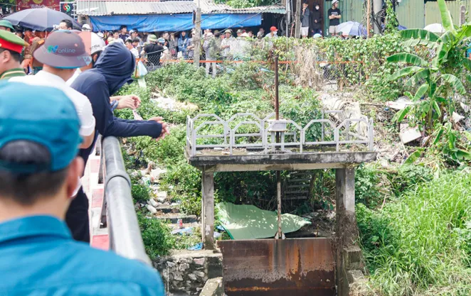 Tìm thấy thi thể nghi là nam sinh mất tích khi đi qua đường ngập ở Hà Nội
