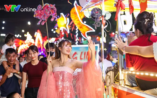 “Biển người” chiêm ngưỡng những mô hình đèn Trung thu khổng lồ tại Lễ hội Thành Tuyên