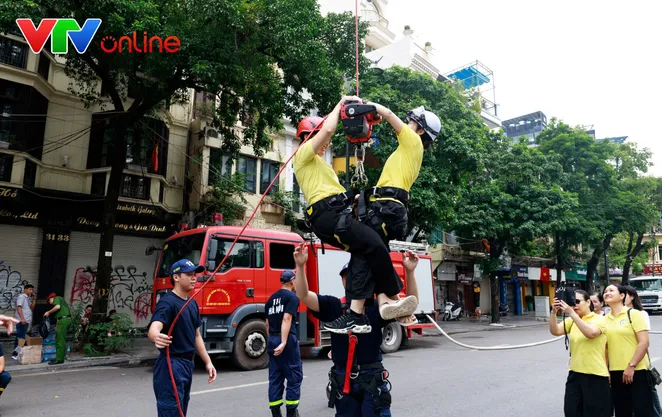 Người dân hào hứng trải nghiệm chữa cháy, cứu nạn tại Hồ Gươm