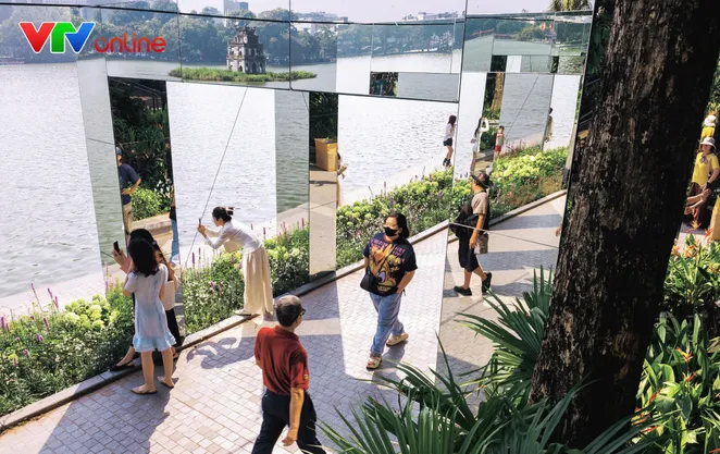 Không gian "Dải lụa ký ức" bên hồ Hoàn Kiếm thu hút người dân, du khách