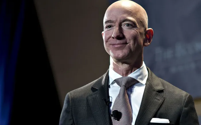 Jeff Bezos đạt đến đỉnh cao giàu có mới của con người