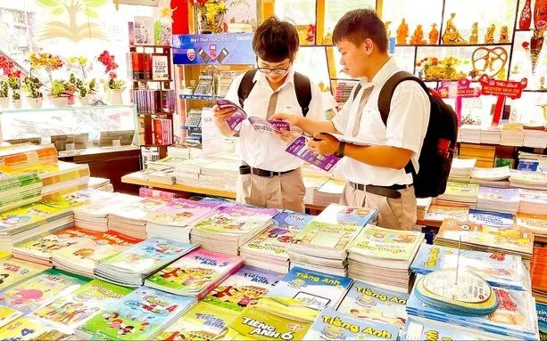 Sách giáo khoa đủ nguồn cung nhưng vẫn khan hiếm cục bộ tại TP Hồ Chí Minh