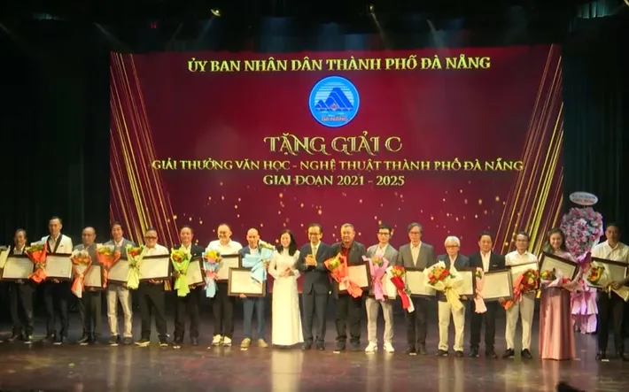Trao Giải thưởng Văn học - Nghệ thuật Đà Nẵng