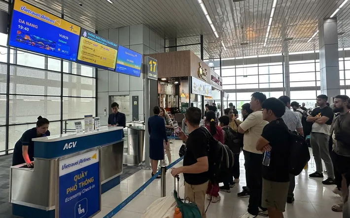 Hàng trăm hành khách của Vietravel Airlines chịu cảnh "vật vờ" tại sân bay