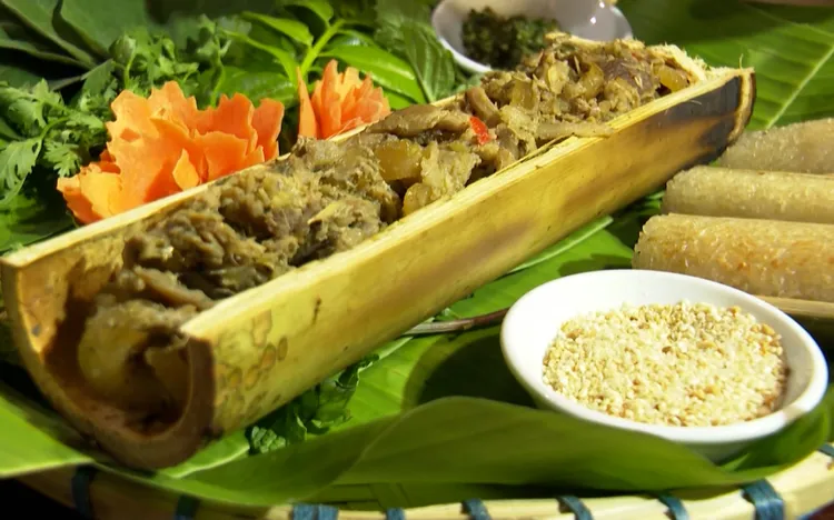 Ẩm thực độc đáo: Thịt heo rừng lai nướng ống tre 