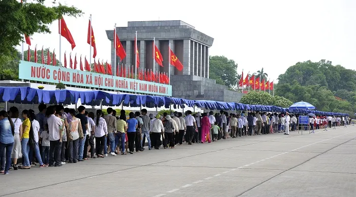 Đông đảo người dân vào Lăng viếng Chủ tịch Hồ Chí Minh