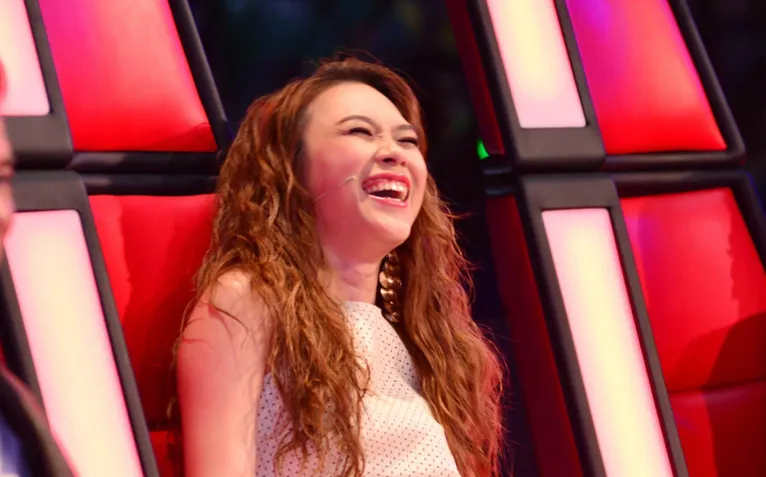 Vắng mặt ở VTV Awards, Mỹ Tâm cười thả ga trên "ghế nóng" Giọng hát Việt