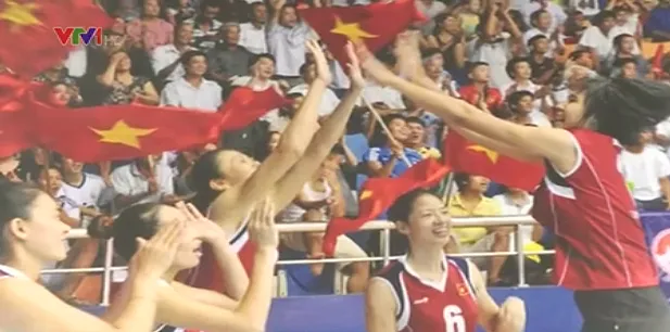 Ngọc Hoa lặng người tham quan triển lãm ảnh VTV Cup 2015