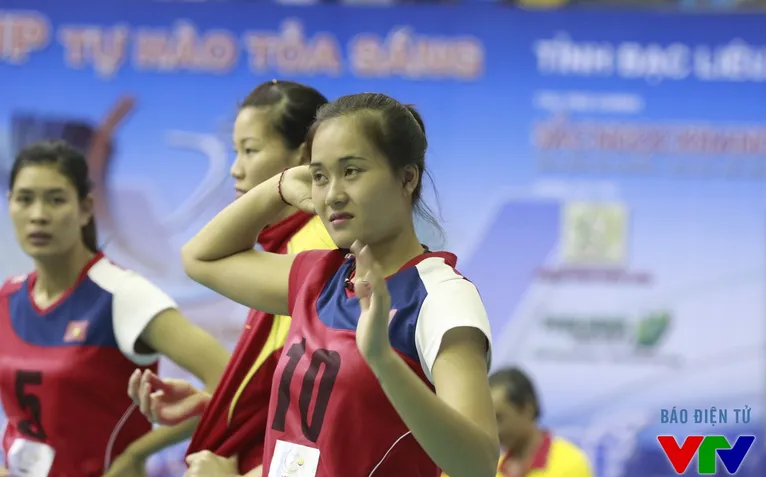 VTV Cup 2015: Đến lượt ứng viên hoa khôi Linh Chi bị cúm