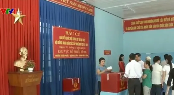 Cử tri các tỉnh miền Trung hăng hái thực hiện trách nhiệm công dân