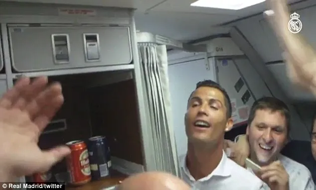 Sao Real Madrid ca hát say sưa ở độ cao 10.000m