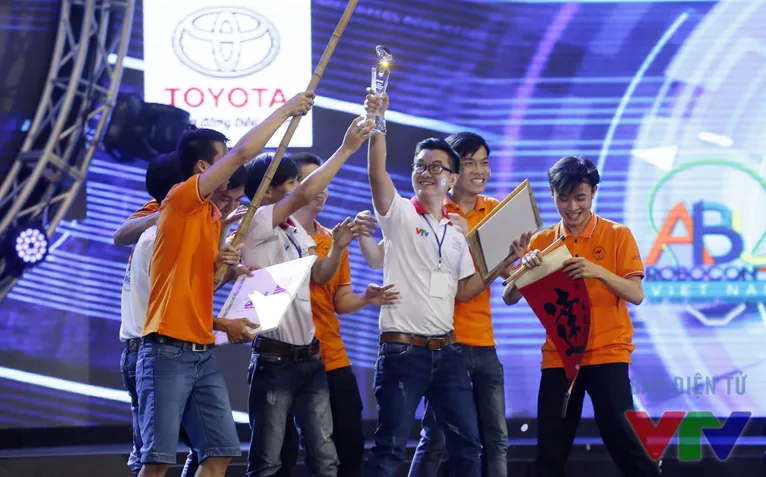 LH - FF đăng quang vô địch Robocon Việt Nam 2016 với chiến thắng kỷ lục