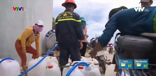 Buổi sáng với những chuyến xe đưa nước về vùng hạn