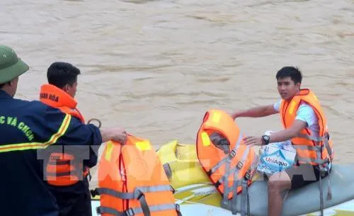 Bắc cầu phao vào bản Sa Ná