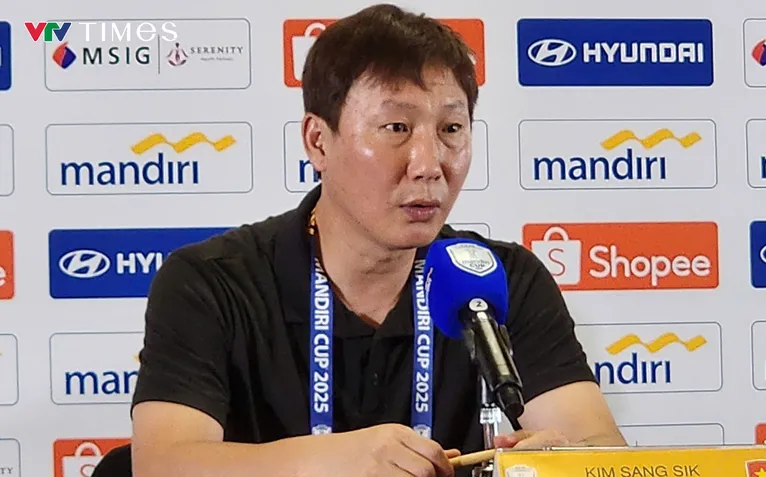 HLV Kim Sang-sik hướng về Việt Nam trước khi bắt đầu buổi họp báo