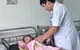 Bé gái 7 tuổi sống sót ngoạn mục sau cú ngã từ tầng 2