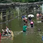 Mưa bão gây lũ lụt nghiêm trọng tại Trung Quốc và Philippines, hàng chục nghìn người phải sơ tán.