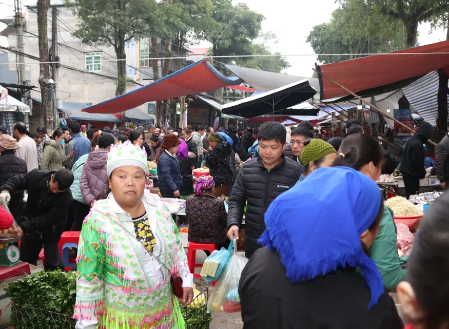 Rộn rã sắc xuân chợ phiên vùng cao Đông Bắc