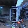 Xe tải rơi xuống gầm cầu sau vụ va chạm trên cao tốc tuyến La Sơn - Túy Loan.