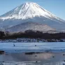 Nhật Bản lắp tấm chắn hạn chế khách chụp ảnh ở núi Phú Sĩ nhưng bị chọc thủng