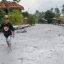 Dòng lũ bùn núi lửa tràn vào gây ngập tới đầu gối ngôi làng ở Philippines