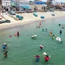 Tết Đoan Ngọ người dân đổ xô đi tắm biển giữa trưa để cầu may