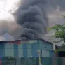 Cháy kho xưởng trên phố Hà Nội, cột khói bốc cao nghi ngút