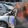 Hà Nội: Đang đi trên đường, xe taxi bất ngờ bốc cháy dữ dội