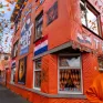 Biến khu phố thành màu cam để cổ vũ bóng đá