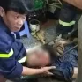Giải cứu người đàn ông nằm bất tỉnh dưới giếng sâu 30 m