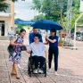 "Áo xanh" tình nguyện đẩy xe lăn, cõng thí sinh đến làm thủ tục thi Tốt nghiệp THPT