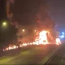 Cháy xe bồn chở xăng dầu trên cao tốc Hà Nội - Hải Phòng, tài xế được đưa đi cấp cứu